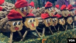 El “tió, estos tronco de árbol decorado con una barretina roja y tapado con una manta, es otra de las tradiciones más destacadas durante la navidad española. Foto: VOA.