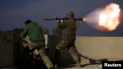 Un combattant des forces de réponses rapides irakiennes lance une roquette en direction des membres de l’Etat islamique à Yarimaja, dans le sud de Mossul, Irak, 18 janvier 2017.