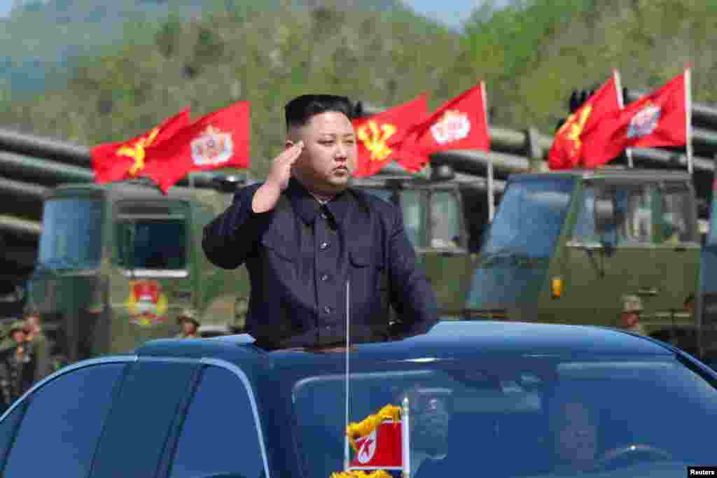 북한 김정은 국무위원장이 검은색 벤츠 승용차를 타고 북한의 해군과 항공&middot;반항공군, 전선 포병을 사열하고 있다.