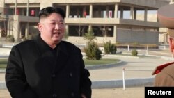 Le dirigeant nord-coréen Kim Jong Un visite le site de construction de la région touristique côtière de Wonsan-Kalma, en Corée du Nord, le 5 avril 2019 (Agence des nouvelles de la Corée du Nord).