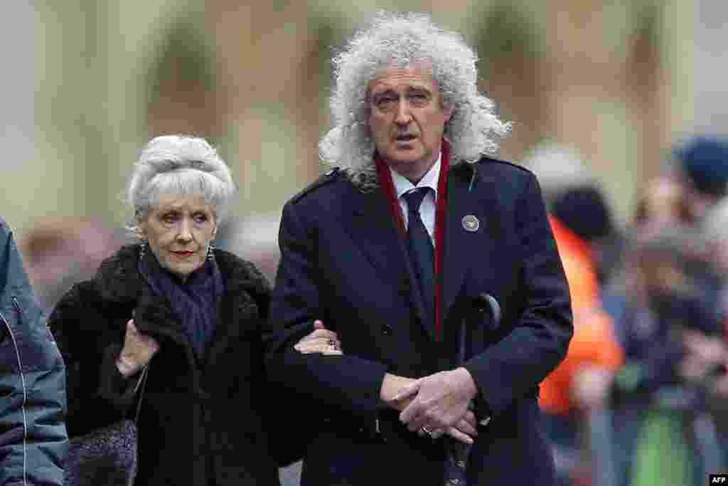 حضور موسیقی دان بریتانیایی برایان می به همراه همسرش در مراسم خاکسپاری استیون هاوکینگ &nbsp;