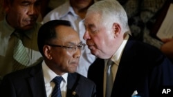 FILE - Freeport-McMoRan Copper & Gold Inc. CEO Richard Adkerson (R) confers with Indonesian Energy and Mineral Resources Minister Jero Wacik during a press conference in Jakarta, Indonesia, May 22, 2013.