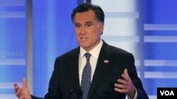 Mantan Gubernur Massachusetts Mitt Romney menjawab pertanyaan dalam Debat Kandidat Capres Partai Republik di Saint Anselm College, Manchester, New Hampshire (7/1).