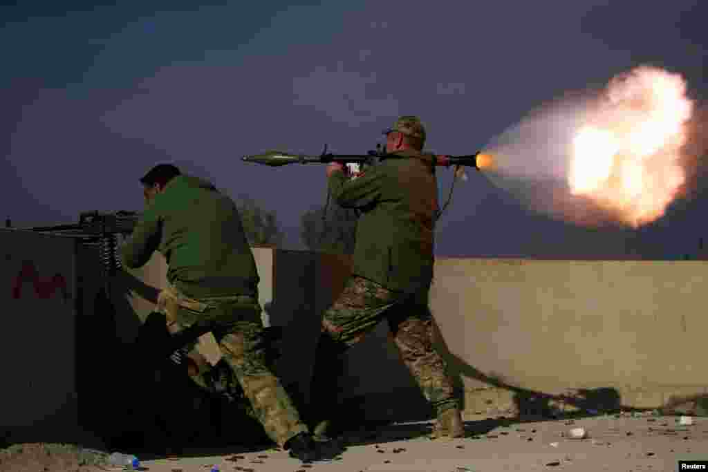 پرتاب موشک نیروهای عراقی در نبرد با داعش در یک ناحیه موصل عراق.