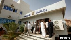 A group of people including journalists and human rights activists wait outside the court as Saif al-Islam, a son of deposed Libyan leader Moammar Gadhafi, made his appearance, in Zintan, 160 km southwest of Tripoli May 2, 2013.