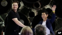 El fundador de SpaceX y jefe ejecutivo Elon Musk (izquierda) estrecha la mano del multimillonario japonés Yusaku Maezawa (derecha) después de anunciar que él será el primer pasajero privado en un viaje a la Luna el lunes, 17 de septiembre de 2018, en Hawthorne, California.