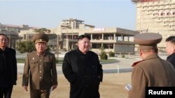 Pemimpin Korea Utara Kim Jong-un meninjau lokasi pembangunan kawasan wisata Wonsan-Kalma, Korea Utara, dalam foto yang dirilis tanggal 5 April 2019 oleh KCNA. (Foto: dok).