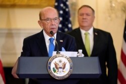 El secretario de Comercio de EE. UU., Wilbur Ross, habla junto al secretario de Estado de EE. UU., Mike Pompeo, durante una conferencia de prensa para anunciar el restablecimiento de las sanciones contra Irán, el 21 de septiembre de 2020.