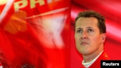 Pembalap F1 Ferrari Michael Schumacher mengamati monitor saat sesi latihan bebas Grand Prix Belgia di sirkuit balap Spa-Francorchamps, 27 Agustus 2004. (Foto: Reuters)