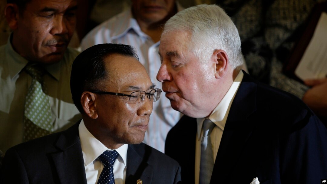 Menteri ESDM Jero Wacik dan CEO Freeport-McMoRan Copper & Gold Inc. CEO Richard Adkerson dalam sebuah acara di Jakarta, 2013.