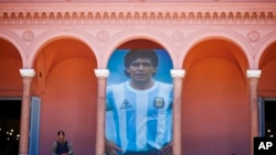 ARCHIVO - Un afiche gigante del fallecido futbolista argentino Diego Maradona en el balcón de la casa presidencial de Buenos Aires, el 26 de noviembre de 2020. 