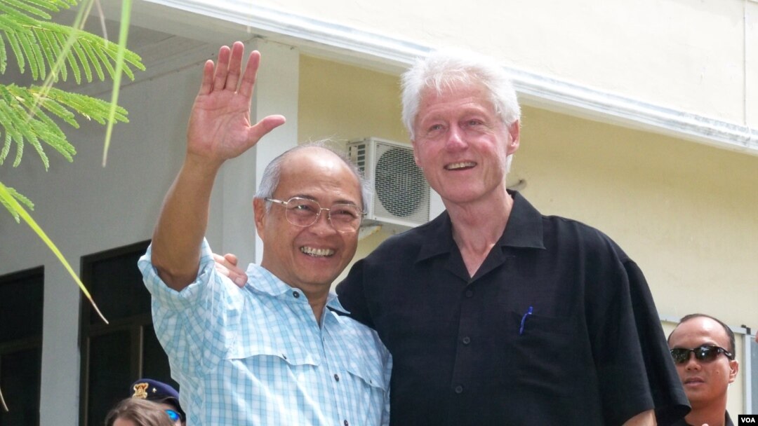 Mantan Presiden AS Bill Clinton bersama mantan ketua BRR Aceh Nias, Kuntoro Mangkusubroto, di Ulee Lheue Banda Aceh. (VOA/Budi Nahaba)
