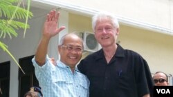 Mantan Presiden AS Bill Clinton bersama mantan ketua BRR Aceh Nias, Kuntoro Mangkusubroto, di Ulee Lheue Banda Aceh. (VOA/Budi Nahaba)