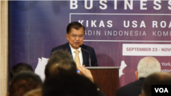 Wapres RI Jusuf Kalla berbicara pada forum bisnis yang digelar American Indonesian Chamber of Commerce (AICC) di New York, AS, Rabu 25/9. (Foto: VOA/Metrini)