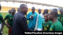 Le président du Comité de normalisation de la Fédération camerounaise de football, Me Dieudonné Happi congratule les joueurs de la sélection de moins 17 ans après leur victoire-qualification sur la Guinée équatoriale, Cameroun, le 10 août 2018. (Twitter/