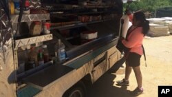 Nancy Vasquez, una salvadoreña beneficiaria del TPS limpia su camión de venta de alimentos en Rockville, Maryland, un suburbio de Washington, D.C.