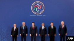 Wezîrê Derve yê Amerîkayê Marco Rubio (3ê Çep) di Hilcivîna C5+1, ligel Wezîrê Derve yê Kirqîzistanê Jeenbek Kulubayev (Ç), Wezîrê Derve yê Kazaxistanê Mukhtar Tileuberdi (yê 2 Çep), Wezîrê Derve yê Uzbekistan's Bakhtiyor Saidov (3ê Rast).