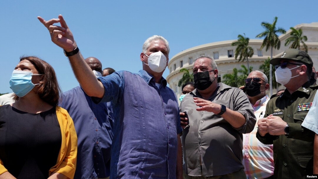 El presidente de Cuba, Miguel Díaz-Canel, conversa con los ciudadanos tras la explosión del hotel Saratoga, en la Habana, el 6 de mayo de 2022.