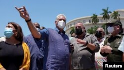 El presidente de Cuba, Miguel Díaz-Canel, conversa con los ciudadanos tras la explosión del hotel Saratoga, en la Habana, el 6 de mayo de 2022.