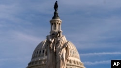 El Capitolio de los Estados Unidos se ve detrás del Monumento a la Paz, un día después del día de las elecciones, en el Capitolio de Washington, el miércoles 6 de noviembre de 2024.AP