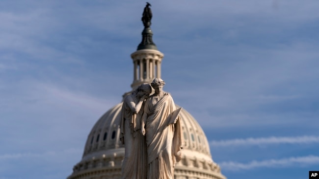 El Capitolio de los Estados Unidos se ve detrás del Monumento a la Paz, un día después del día de las elecciones, en el Capitolio de Washington, el miércoles 6 de noviembre de 2024.AP