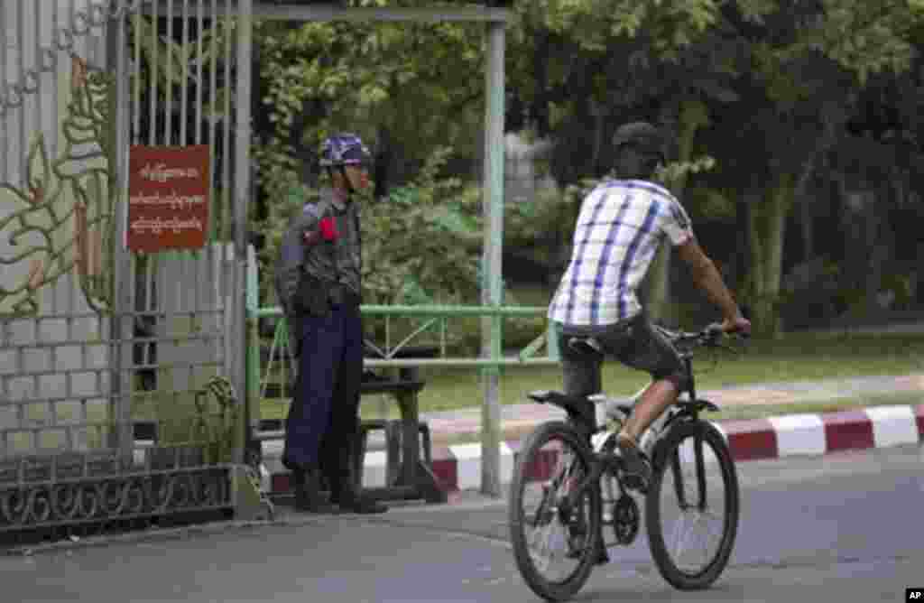 ທະຫານຍາມຢູ່ປະຕູທາງເຂົ້າ ມະຫາວິທະຍາໄລຢ່າງກຸ້ງ, ວັນທີ 14 ພະຈິກ 2012, ບ່ອນທີ່ປະທານາທິບໍດີ ໂອບາມາ ມີກໍານົດກ່າວປະຖະກະຖາ ໃນລະຫວ່າງການຢ້ຽມຢາມ ໃນວັນທີ 19 ພະຈິກ 2012.(AP Photo/Gemunu A)