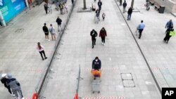 Inglaterra, otra imagen de las distancias que ahora los clientes deben de guardar entre sí en los supermercados.