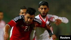 L'Egyptien Mahmoud Hassan et le Tunisien Ferjani Sassi en action lors d’un match amical au stade du Caire, Egypte, 8 janvier 2017