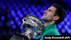 ဆုဖလားနှင့် အောင်ပွဲခံနေသည့် Djokovic. (ဖေဖော်ဝါရီ ၂၊ ၂၀၂၀)