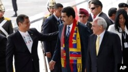 Maduro pidió a Rafael Correa, presidente pro témpore de UNASUR, que haga de "escudo protector de la paz y la democracia de Venezuela". 