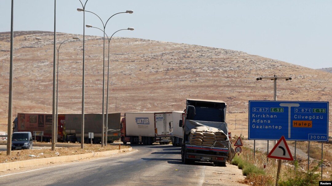 Camiones con ayuda humanitaria de la ONU aguardan para ingresar a Siria desde Turquía, el viernes, 16 de septiembre de 2016.