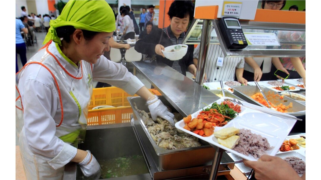 Seorang koki bersiap menyajikan semangkuk sup ayam di restoran lokal di Seoul, Korea Selatan, 11 Juli 2011. (Foto: dok). Restoran yang menyajikan daging anjing semakin tidak populer di Korea Selatan.