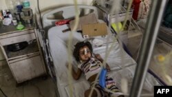 Bé gái Aishwarya Gupta, 4 tuổi, trong bệnh viện chính phủ tại New Delhi.Các bệnh viện công và tư tràn ngập bệnh nhân và có tin nói rằng nhiều bệnh nhân phải nằm chung giường.