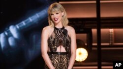 Taylor Swift durante la entrega del premio Artista del Año en los CMA Awards, en Nashville, Tennessee. Noviembre 2 de 2016.