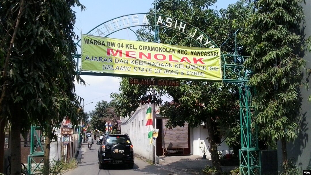 Sebuah spanduk berisi penolakan terhadap ISIS terpasang di pintu gerbang masuk sebuah kompleks perumahan di Bandung. (VOA/R. Teja Wulan)