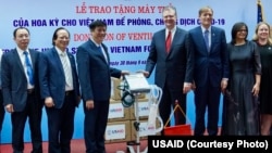 Quan chức Việt - Mỹ trong buổi lễ trao tặng máy thở.