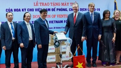 Quan chức Việt - Mỹ trong buổi lễ trao tặng máy thở.