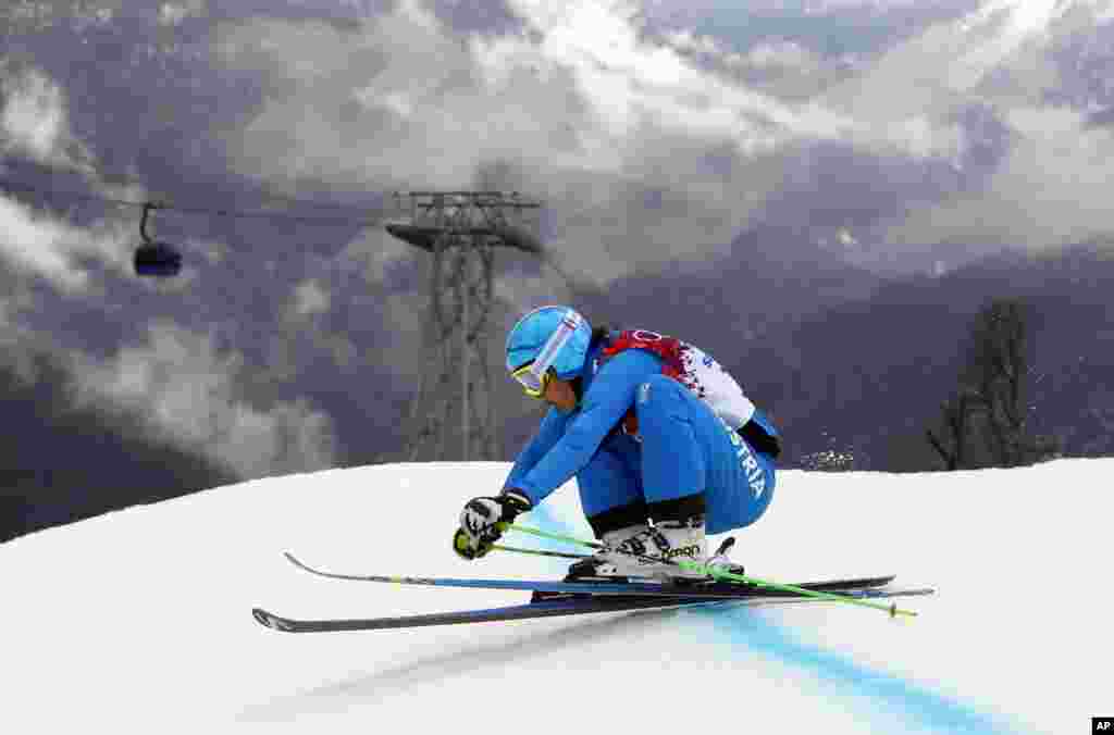 O salto da austriáca Katrin Ofner nos seus esquis, na pista do Rosa Khutor Extreme Park, Jogos Olímpicos de Inverno, Fev. 21, 2014.