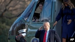 TT Donald Trump, DNPN Melania Trump trở về Washington từ Florida ngày 19/3/2018 (AP Photo/Alex Brandon)