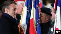 Le président français Emmanuel Macron a rendu hommage au monument commémorant la Première Guerre mondiale, La Pierre d'Haudroy, à La Flamengrie, dans l'est de la France, le 7 novembre 2018.