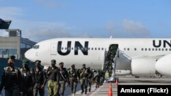 Maafisa wa Jeshi la Polisi la Nigeria wakiwasili uwanja wa ndege w Adde, mjini Mogadishu, Somalia Aprili 17, 2021.AMISOM Photo/Mokhtar Mohamed