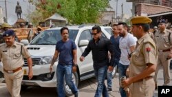 Bollywood star Salman Khan, center, arrives to appear before a court in Jodhpur, Rajasthan state, India, April 5, 2018. 