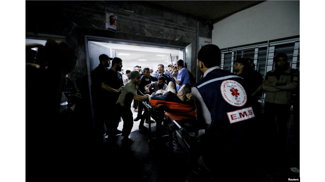 Orang-orang mendapat bantuan di Rumah Sakit Shifa setelah ratusan warga Palestina tewas dalam ledakan di RS Al-Ahli di Gaza yang saling menyalahkan oleh pejabat Israel dan Palestina. (Foto: Reuters)
