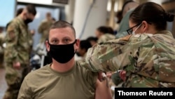 한국에 주둔하는 미 공군 병사가 오산기지에서 신종 코로나바이러스 백신을 접종받고 있다. (자료사진)