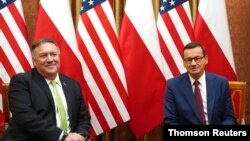 El secretario de Estado de Estados Unidos, Mike Pompeo, y el primer ministro polaco Mateusz Morawiecki, posan para los medios antes de una reunión en la Cancillería en Varsovia, Polonia, el 15 de agosto de 2020.
