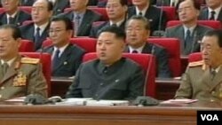 Kim Jong Un (depan berbaju hitam) pada saat menghadiri konferensi partai Pekerja di Pyongyang pekan lalu.