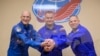 Anggota Ekspedisi 72 yang terdiri dari astronaut NASA Don Pettit (kiri), kosmonaut Roscosmos Alexey Ovchinin (tengah), dan Ivan Vagner berpose sebelum berangkat di sebuhab hotel di Baikonur, Kazakhstan, pada 10 September 2024. (Foto: Bill Ingalls/NASA via AP)