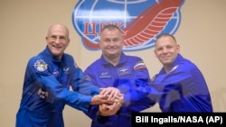 Anggota Ekspedisi 72 yang terdiri dari astronaut NASA Don Pettit (kiri), kosmonaut Roscosmos Alexey Ovchinin (tengah), dan Ivan Vagner berpose sebelum berangkat di sebuhab hotel di Baikonur, Kazakhstan, pada 10 September 2024. (Foto: Bill Ingalls/NASA via AP)