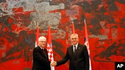 Predsednici Hrvatske i Srbije, Ivo Josipović i Tomislan Nikolić, rukuju se tokom susreta u Beogradu, 16. oktobar 2013