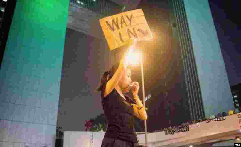 香港特区政府前引导抗议人群的年轻学生 (美国之音方正拍摄)